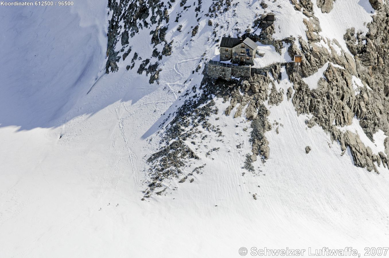 Cabane de la Dent Blanche CAS (3506 m.ü.M.). Position: 2'612'487.44, 1'097'532.26. Es ist die höchstgelegene bewartete Hütte des SAC, hinten im Val d'Hérens, am Südgrat der Dent Blanche. Die Hütte ist energie- und wasserautonom.